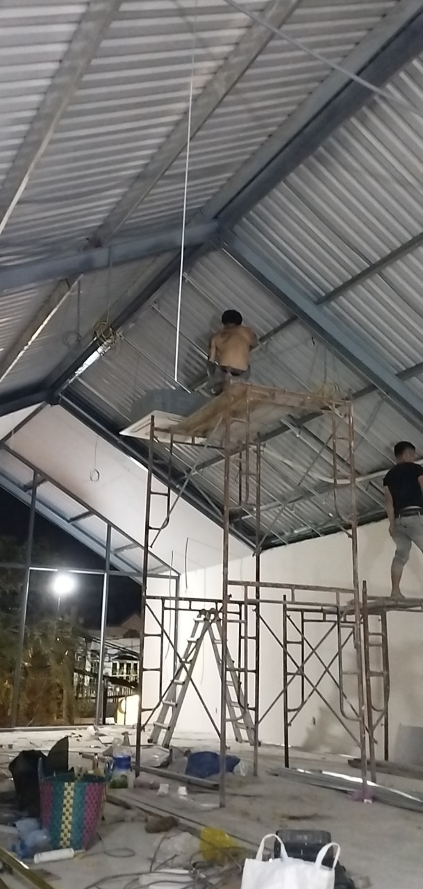thi công thạch cao shop quần áo